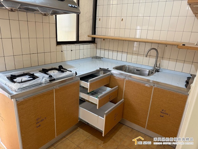 L 型廚具完工，木紋門板搭配大容量抽屜